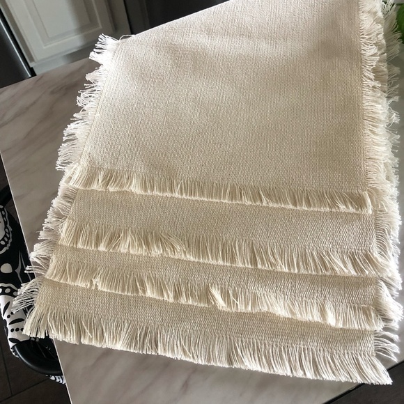 SET OF 4 BEAUTIFUL CREAM COLORED PLACEMATS WITH FRINGE NWOT - Picture 4 of 6